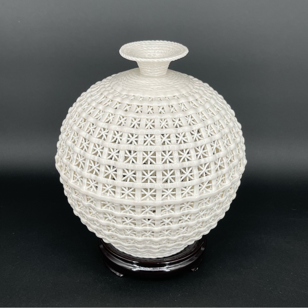 CHINESE DEHUA PORCELAIN HAND-CARVED  HOLLOWED ART WHITE VASE